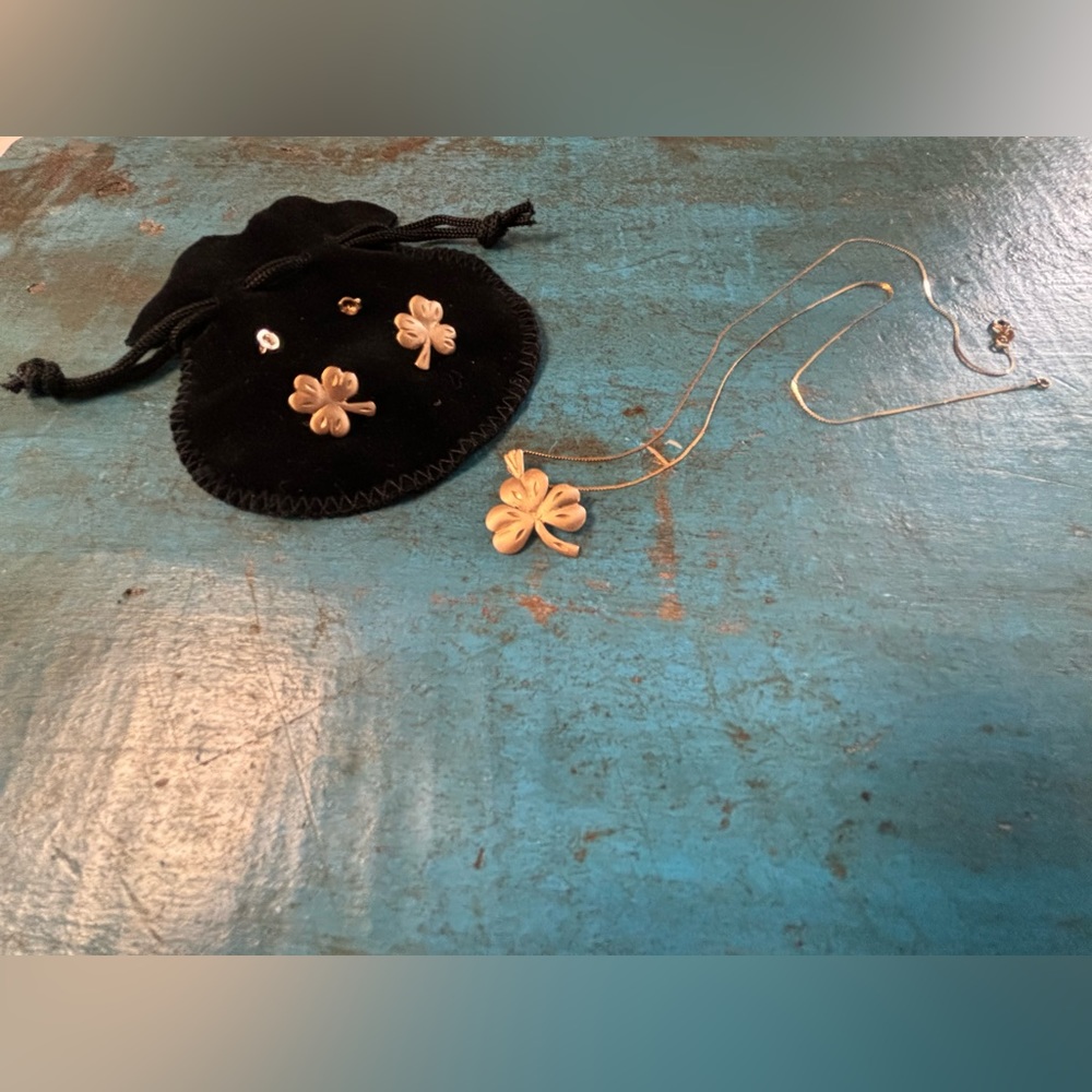 SOLD☘️14K Lucky Charm Shamrock Set☘️ (Pendant, Chain & Earrings) - Picture 6 of 13